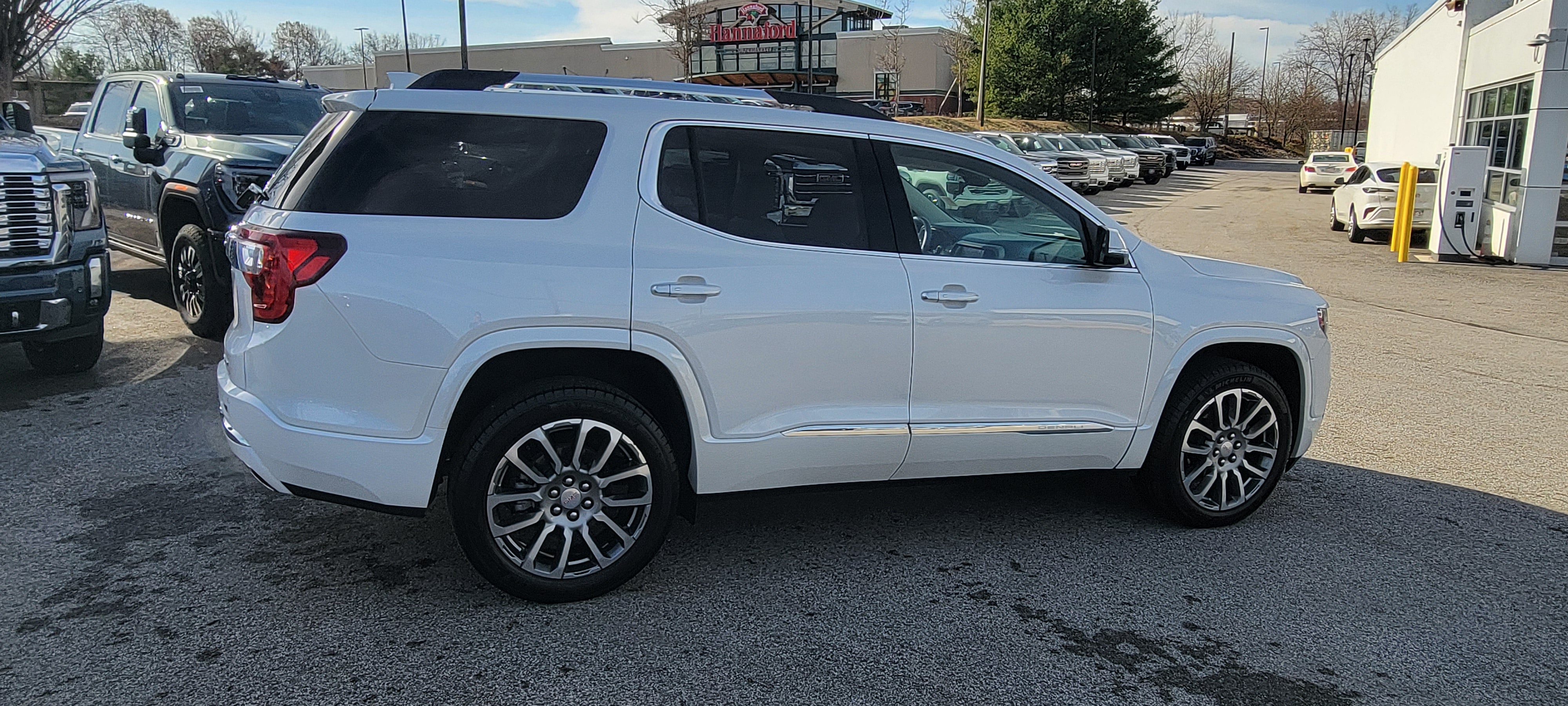 2023 GMC Acadia Denali